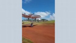 aviao-quase-atinge-homem-que-atravessava-pista-de-pouso-na-agrishow-em-ribeirao-preto;-video