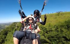 aos-92-anos,-mulher-topa-desafio-de-filha-e-salta-de-parapente-em-santo-antonio-da-alegria,-sp