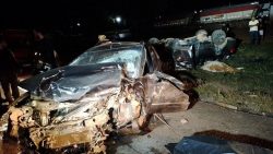 quatro-morrem-e-crianca-de-4-anos-fica-gravemente-ferida-apos-batida-entre-carros-na-br-262-em-mg