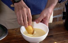 barato-da-cozinha:-aprenda-a-fazer-bolinho-caipira-com-maionese-de-milho