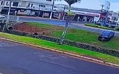 video:-carro-cai-em-corrego-em-avenida-de-jaboticabal,-sp