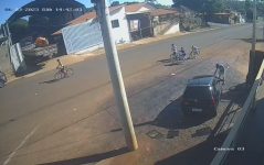 de-re,-caminhao-desgovernado-bate-em-carro-e-quase-atinge-criancas-em-buritizal,-sp;-video