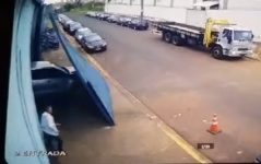 video:-ladroes-em-fuga-aceleram-caminhonete-e-arrebentam-portao-de-6m-de-loja-em-franca,-sp