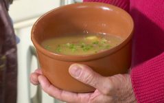 barato-da-cozinha:-aprenda-a-fazer-caldo-de-mandioca-com-bolinhas-de-queijo