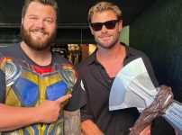 ‘thor-brasileiro’-realiza-sonho-de-conhecer-chris-hemsworth,-o-thor-original:-‘sou-ainda-mais-fa-do-cara’