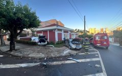 carro-invade-jardim-de-casa-apos-colidir-com-veiculo-em-cruzamento-de-ribeirao-preto,-sp;-video