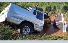 motorista-cai-com-caminhonete-em-buraco-cheio-d’-agua-no-meio-de-canteiro-em-ribeirao-preto,-sp